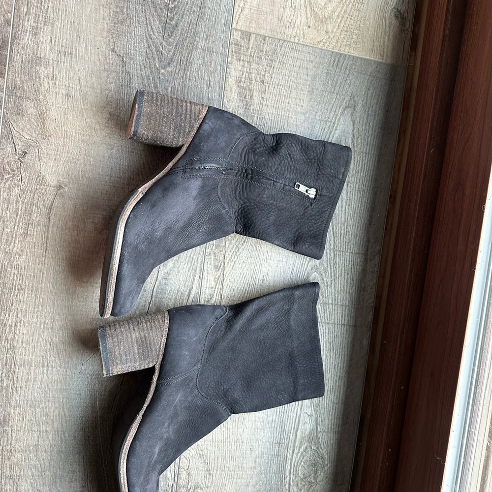 Black barely used FRYE boots. - Picture 2 of 5